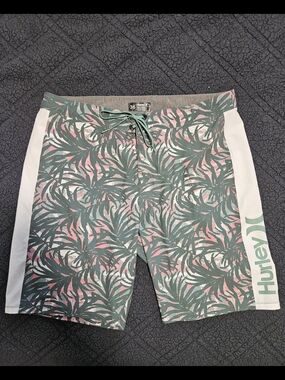 Hurley Men’s Green Palm-Print Swim Trunks